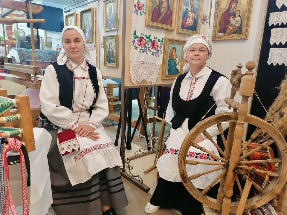 Подробнее о статье Традыцыям жыць: майстры аддзела традыцыйнай культуры і рамёстваў на абласным семінары ў Лідзе 
