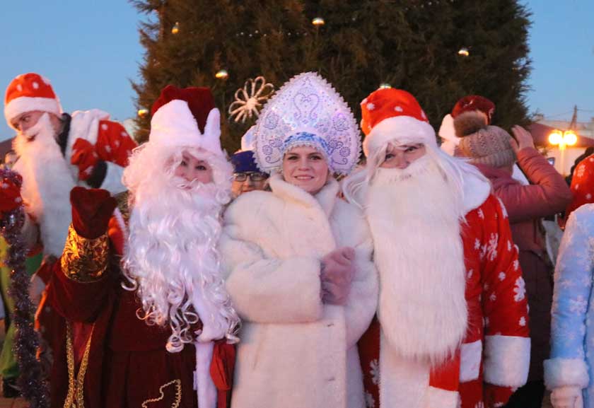 Па Дзятлаве святочным шэсцем прайшлі Дзяды Марозы