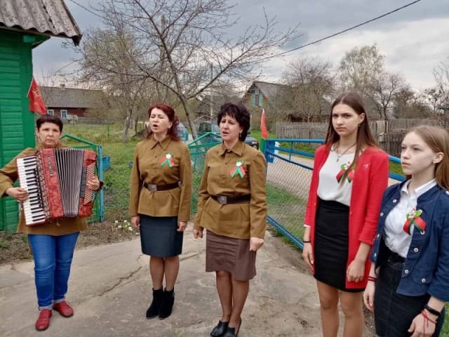 Кветкі і віншаванні ад землякоў для Фёдара Шалеснага