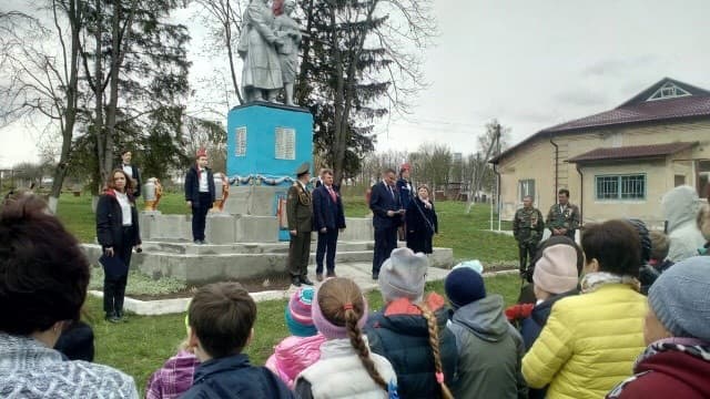 Поклонимся великим тем годам