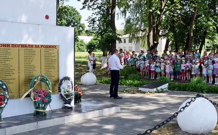Поклонимся великим тем годам