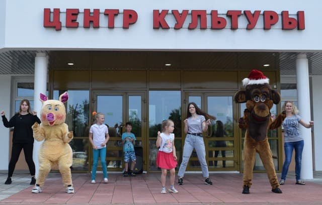 Флешмоб с ростовыми куклами