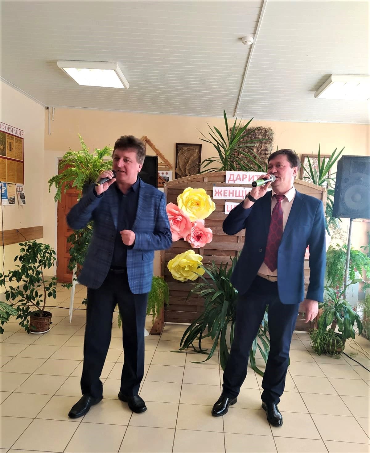 «Дарите женщинам цветы»