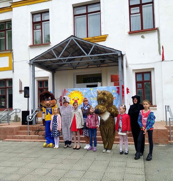 Маленькие дети на большой планете