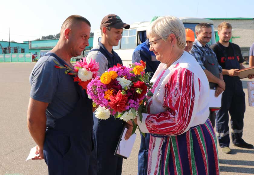 На Дзятлаўшчыне віншуюць камбайнераў-тысячнікаў