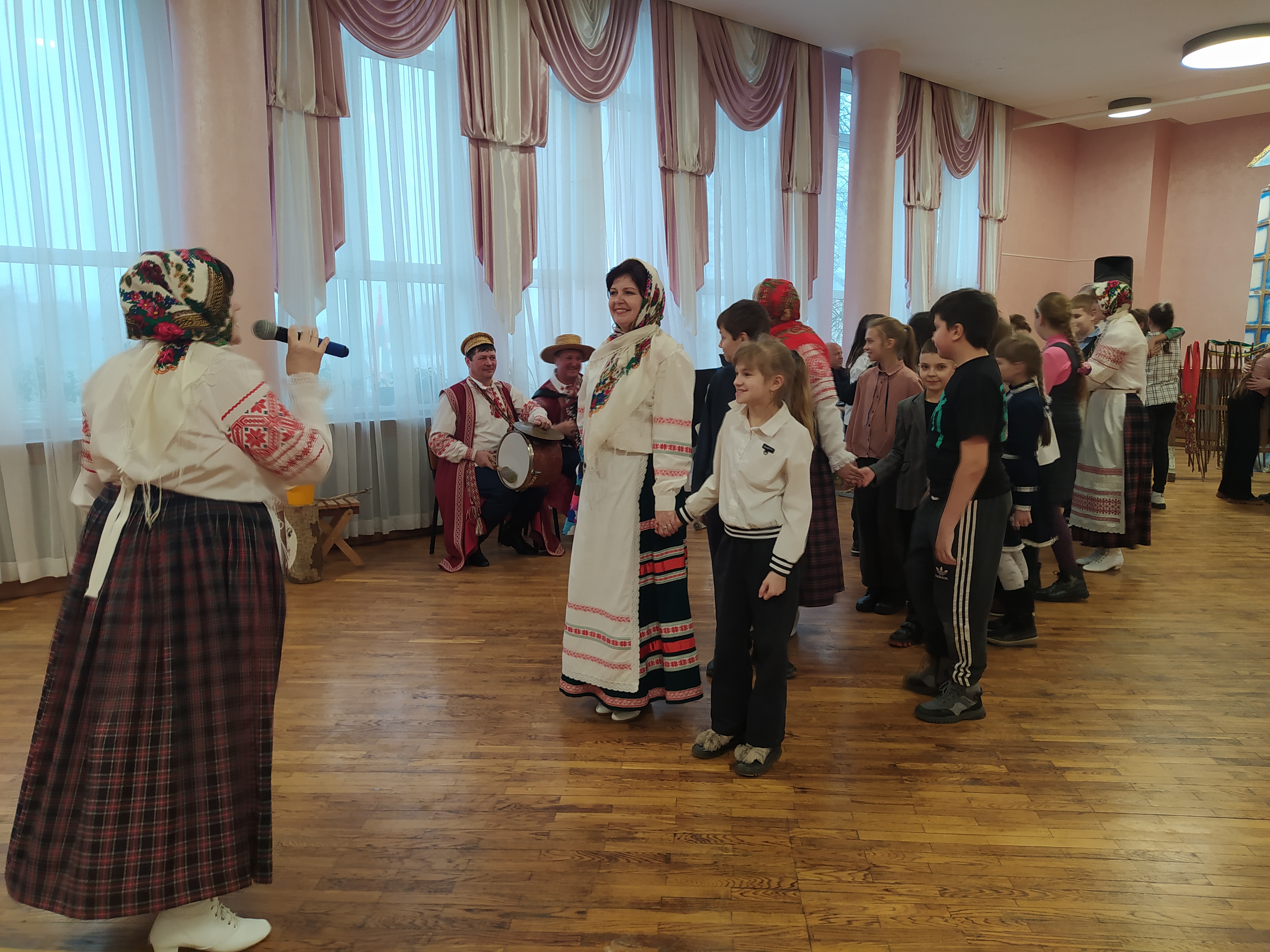 Спяваем, танчым і «гуляем па-даўнейшаму“