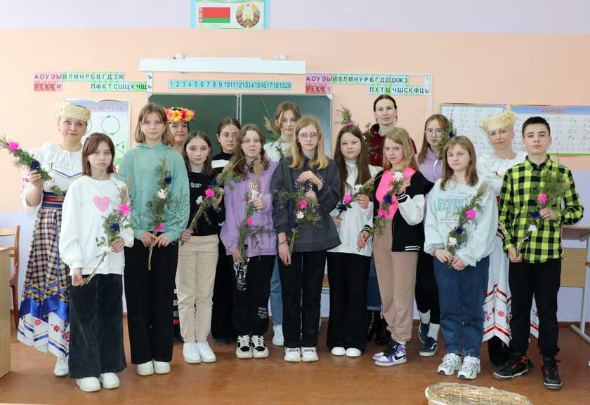 Дзеці стварылі святочную вярбу сваімі рукамі
