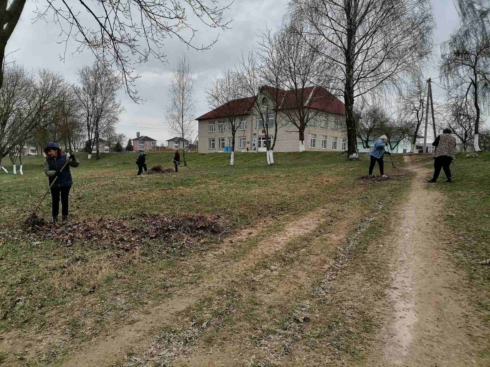 Вы сейчас просматриваете Навели порядок возле зданий клубных учреждений