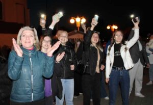 Подробнее о статье Дзятлаўчане і госці горада далучыліся да акцыі «Праспяваем Дзень Перамогі разам» (+відэа)