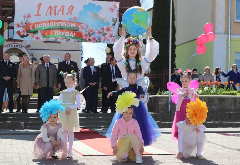 Слава людзям працы! Першамай на Дзятлаўшчыне (+відэа)