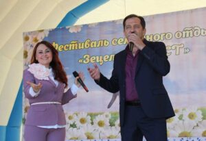 Подробнее о статье «Зецельскі фэст». Песеннае шоў, роставыя лялькі і вялікі канцэрт (+відэа)