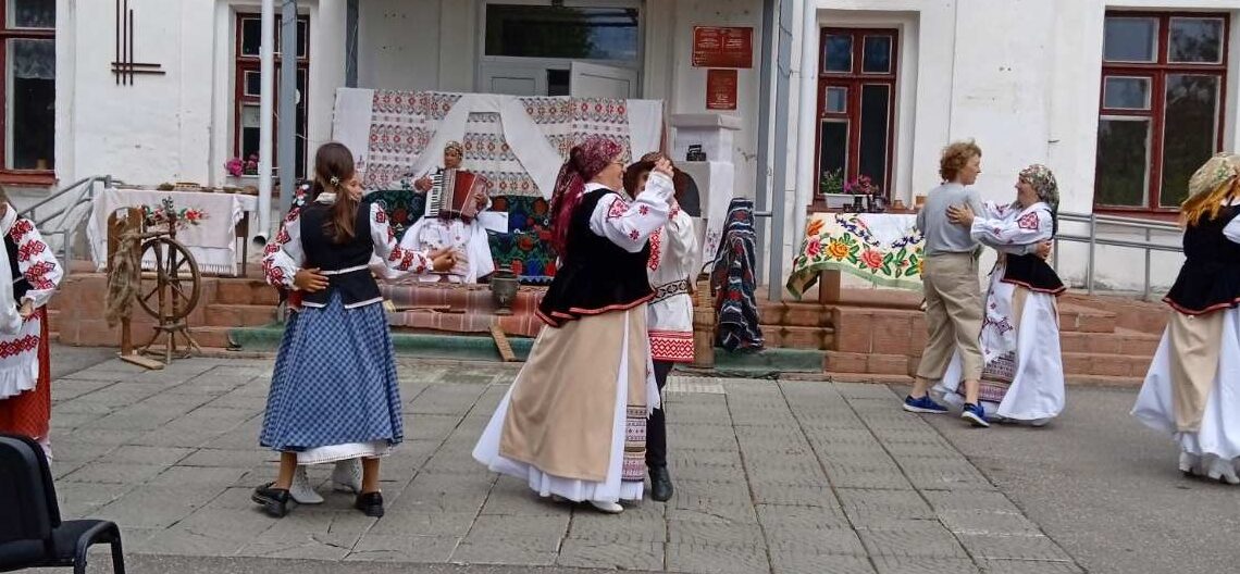 «Жывуць традыцыi, квiтнее зямля»