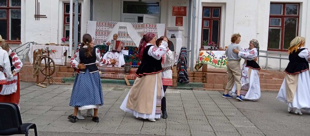 Вы сейчас просматриваете «Жывуць традыцыi, квiтнее зямля»