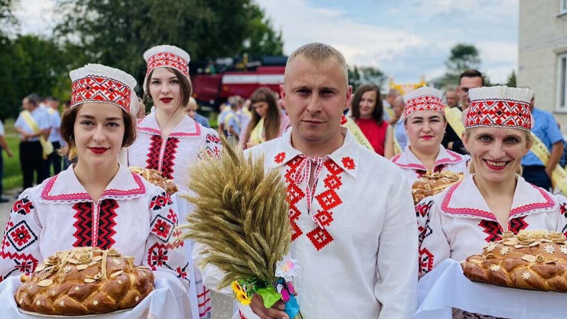 «З духмяным караваем, вас землякi сустракаем»