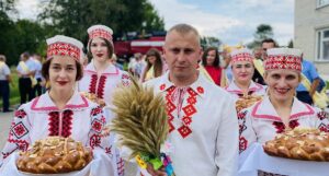 Подробнее о статье «З духмяным караваем, вас землякi сустракаем»