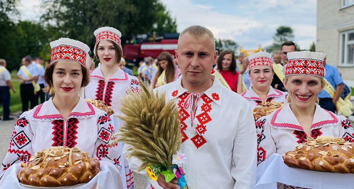 Вы сейчас просматриваете «З духмяным караваем, вас землякi сустракаем»
