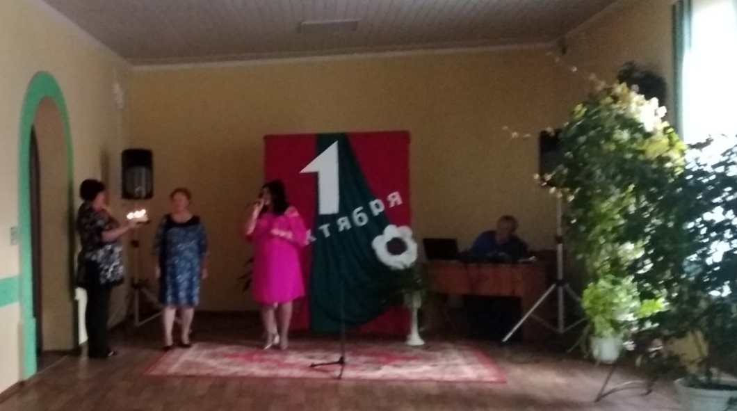 «Для тех, чью осень не покинула весна».