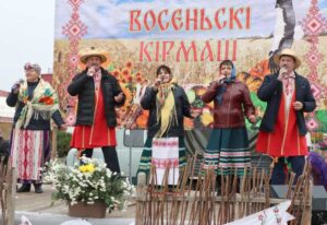 Подробнее о статье Вочы разбягаюцца, а ногі ў скокі ідуць: сельскагаспадарчы кірмаш у Дзятлаве (+відэа)