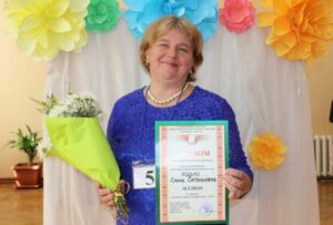 Подробнее о статье Дораць цяпло, праганяюць адзіноту. На Дзятлаўшчыне выбіралі лепшага сацыяльнага работніка