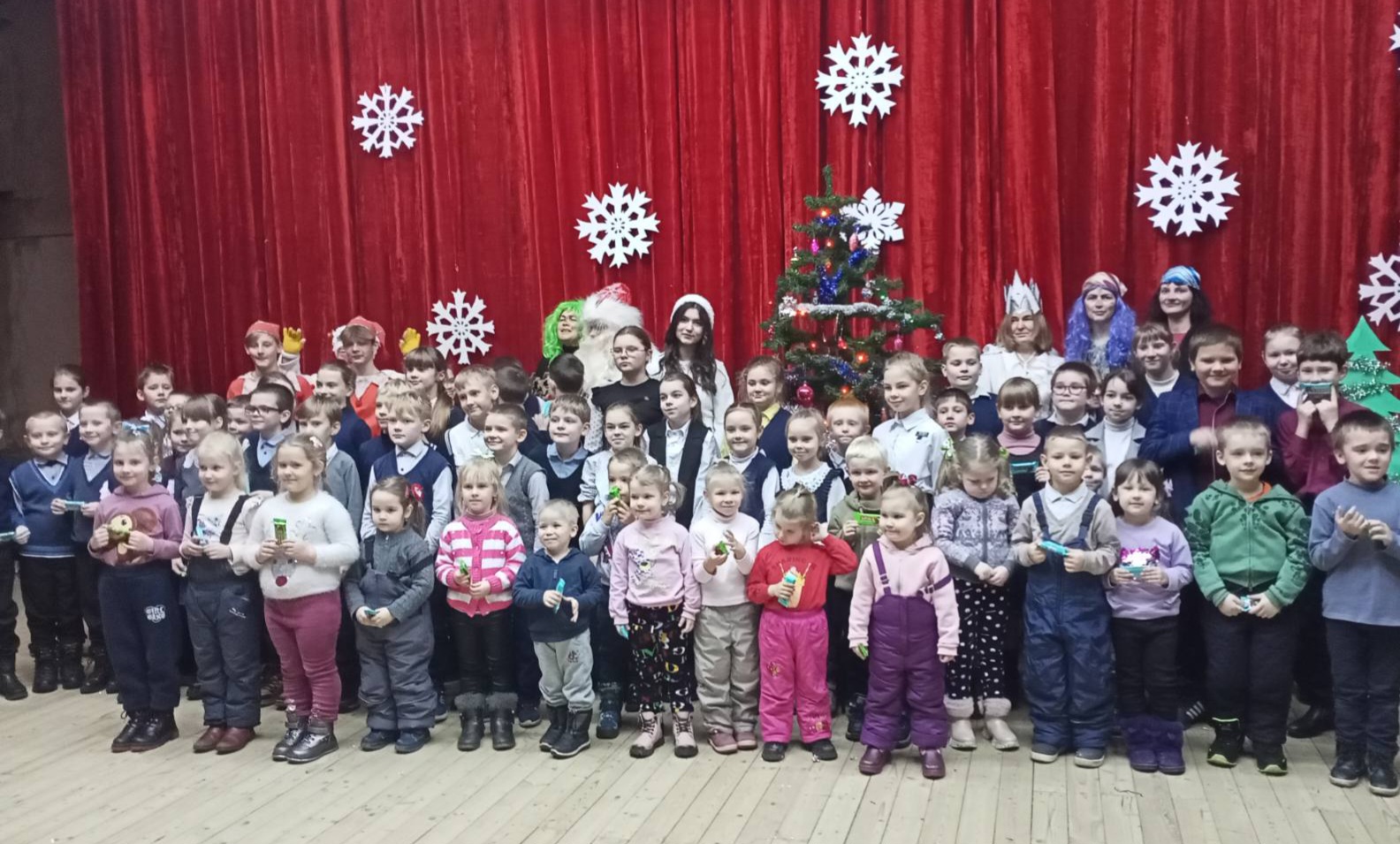 Вы сейчас просматриваете » У новогодней ёлки»