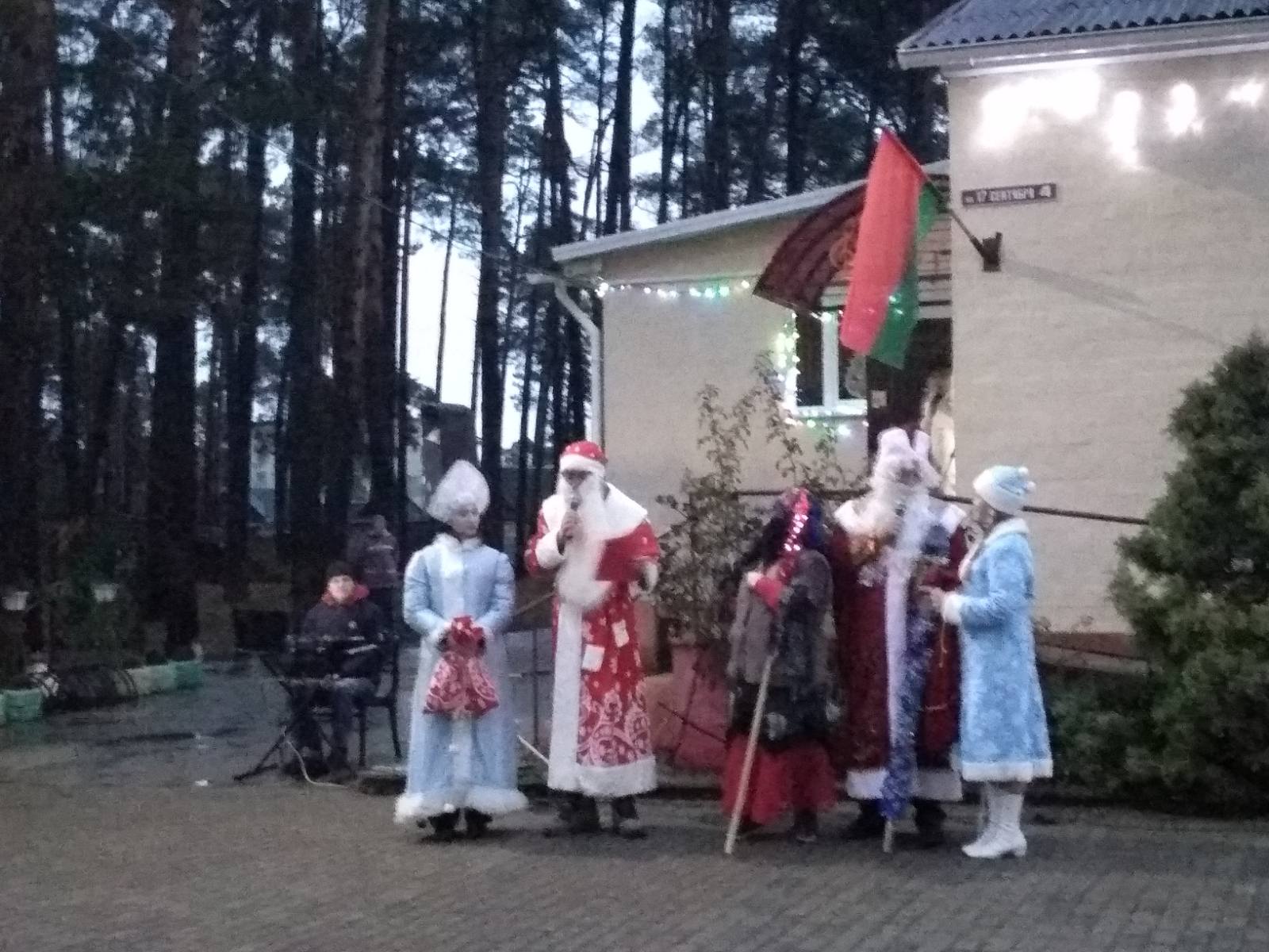 Вы сейчас просматриваете «Нам ёлка зажигает огни» 