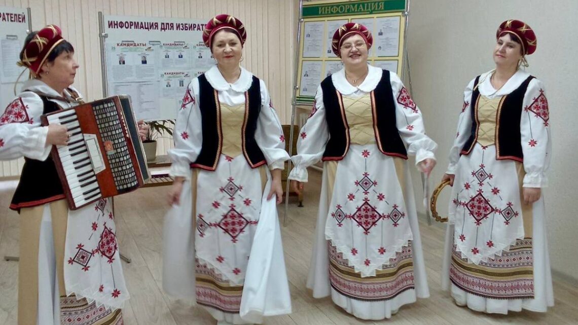 «Квiтней пад небам сiнiм, Беларусь!»