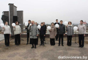 Подробнее о статье Нам даверана памяць. Хатынь – бязмерны смутак беларускага народа (+відэа)