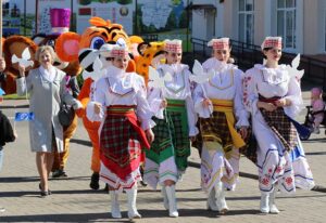 Подробнее о статье Першамай на Дзятлаўшчыне: урачыстае шэсце