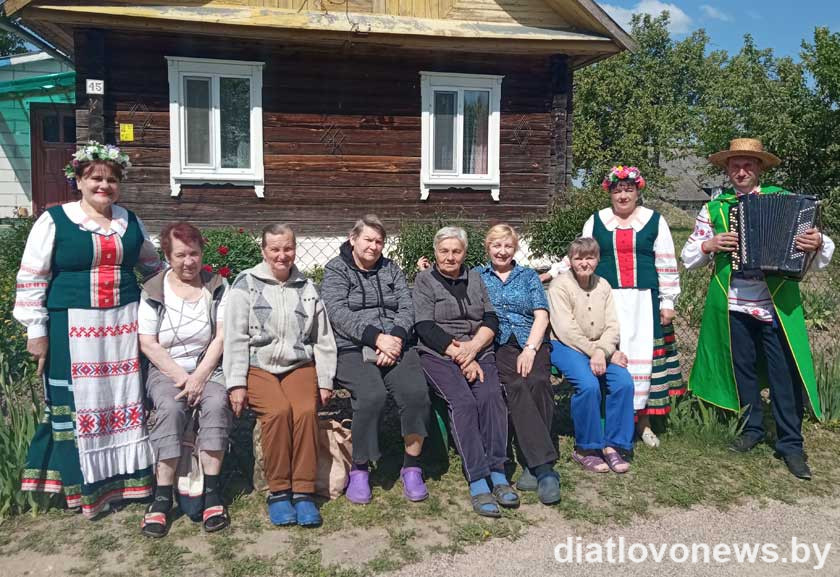 “Живёт в веках любовь и верность”
