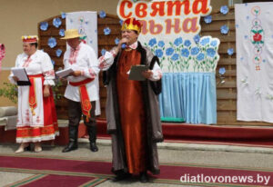 Подробнее о статье Сіні-сіні бушуе лён – шоўк беларускі. У аграгарадку Дварэц зноў адзначылі свята лёну