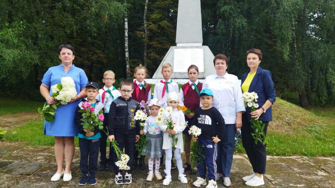 Возложение цветов в д. Даниловичи