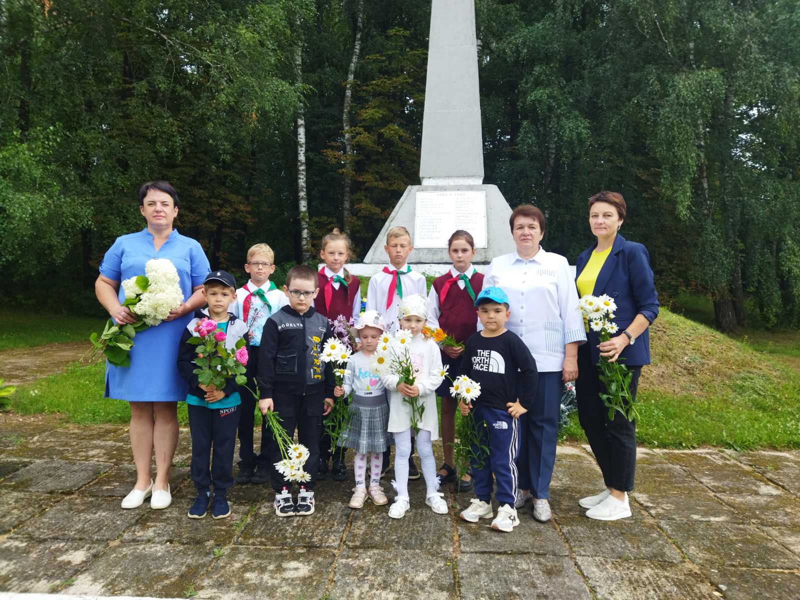 Вы сейчас просматриваете Возложение цветов в д. Даниловичи