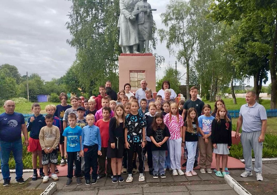 Вы сейчас просматриваете Возложения цветов в АГ Дворец