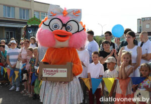 Подробнее о статье Салодкі ўраджай і танцы з лялькамі на «Дажынках-2024» (фотафакт) (+відэа)