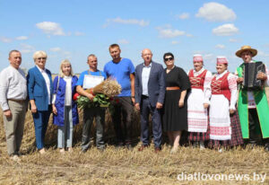 Подробнее о статье Павага і хвала – работнікам сяла