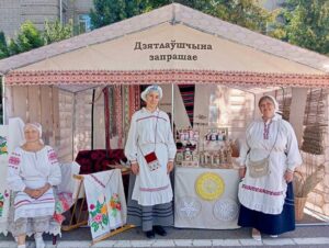 Подробнее о статье Отдел традиционного искусства и ремесел на каравай-фесте «Бацькава булка» Свислочь 2024