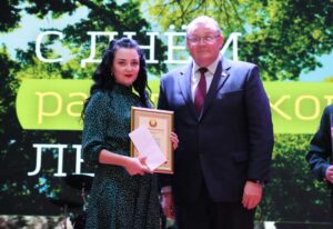 Подробнее о статье Работнікі лясной гаспадаркі Дзятлаўшчыны прымалі віншаванні (+відэа)