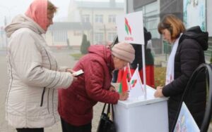 Подробнее о статье Выбары-2025. У Дзятлаве прайшоў першы пікет па зборы подпісаў