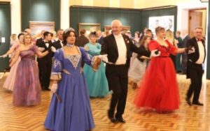 Подробнее о статье Пад гукі вальса, катыльёна і кадрылі