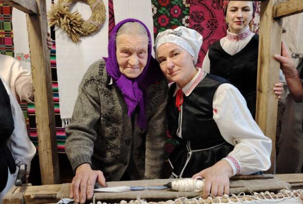 І тчэ, забыўшыся, рука…