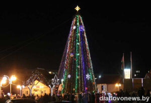 Подробнее о статье Краіна навагодніх цудаў адчыніла дзверы