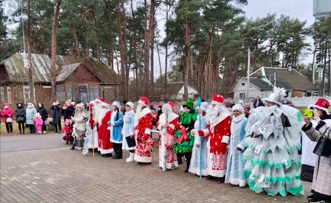 Вы сейчас просматриваете «Елка собирает друзей»