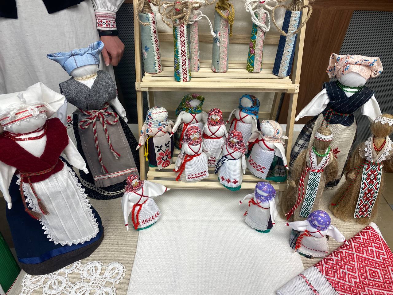 Вы сейчас просматриваете У Цэнтры культуры г. Дзятлава ў рамках выніковага паседання сектара культуры Дзятлаўскага райвыканкама прайшла выстаўка ДПМ аддзела традыцыйнага мастацтва і раместваў