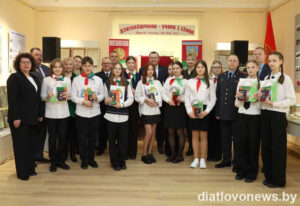 Подробнее о статье “Дзяржава – гэта мы”: маладым дзятлаўчанам уручылі пашпарты