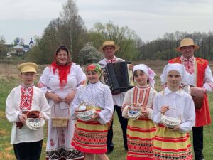 Подробнее о статье 🕊️🌿Абрад «Валачобнікі” у аграгарадку Дварэц Дзятлаўскага раёна