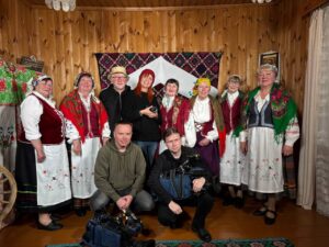 Подробнее о статье Съемочная группа телепрограммы «Наперад у мінулае» в госцях у народного фольклорного коллектива д. Погиры