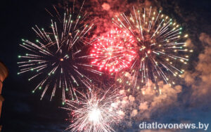 Подробнее о статье Акцыя “Праспяваем Дзень Перамогі разам” і святочны  феерверк (+відэа)