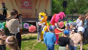 Подробнее о статье 🎪 Образцовая студия ростовых кукол «Яркий праздник для всех» зажгла улыбки в «Коробчицах»! 🌟