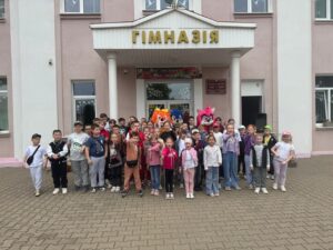 Подробнее о статье Студия ростовых кукол «Яркий праздник для всех» подарила радость детям в лагере «Эрудит+» гимназии №1 г. Дятлово