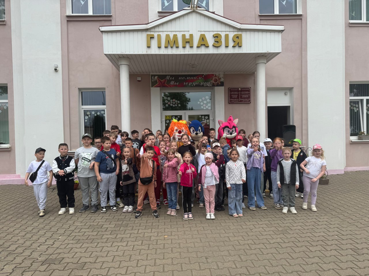 Вы сейчас просматриваете Студия ростовых кукол «Яркий праздник для всех» подарила радость детям в лагере «Эрудит+» гимназии №1 г. Дятлово